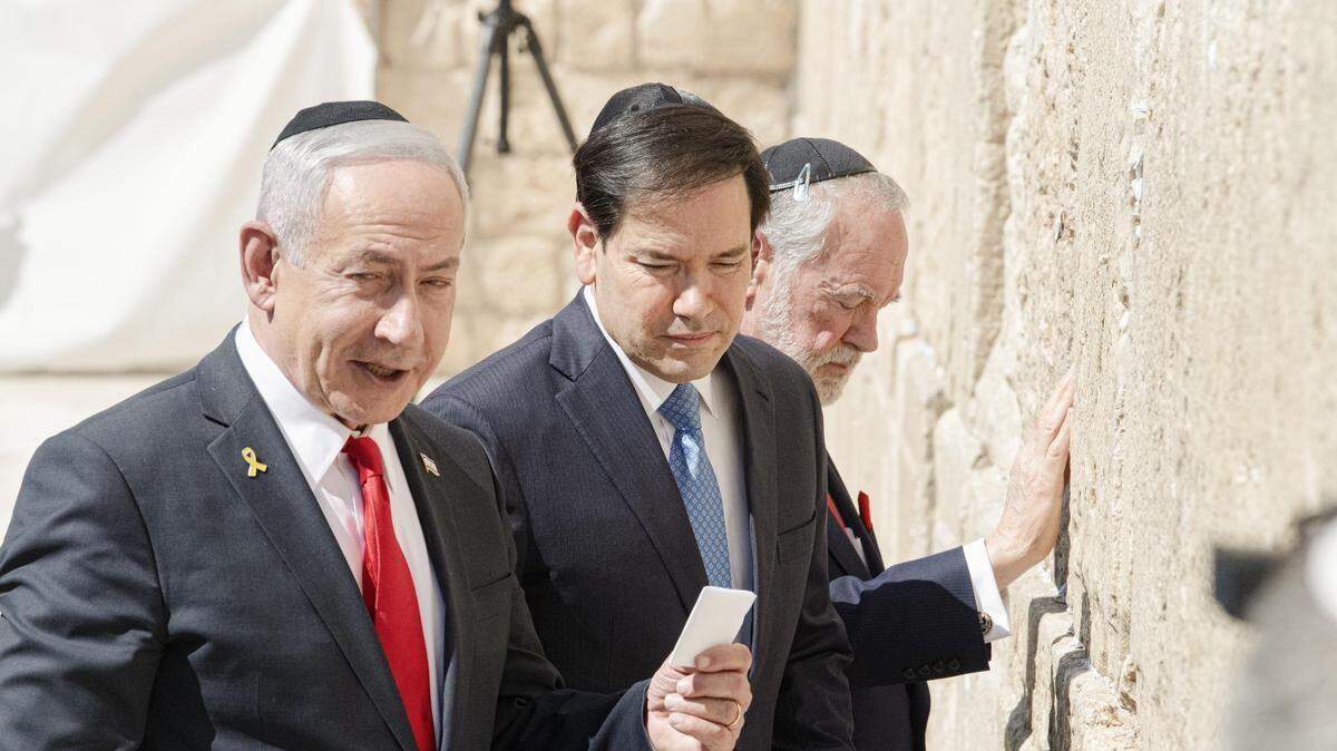 El secretario de Estado estadounidense, Marco Rubio (centro), visita el Muro de las Lamentaciones en la Ciudad Vieja de Jerusalén, el lunes 14 de septiembre de 2025, acompañado del primer ministro israelí, Benjamin Netanyahu (izq.).