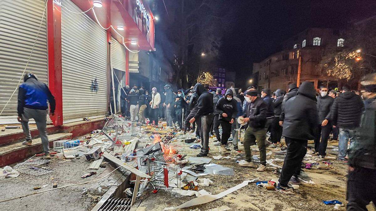 Un grupo de iraníes se reúne bloqueando una calle durante una protesta en Kermanshah, Irán, el 8 de enero de 2026. Las protestas a nivel nacional comenzaron a finales de diciembre en el Gran Bazar de Teherán contra las deficientes políticas económicas, y se extendieron a universidades y otras ciudades, incluyendo consignas económicas, políticas y antigubernamentales.