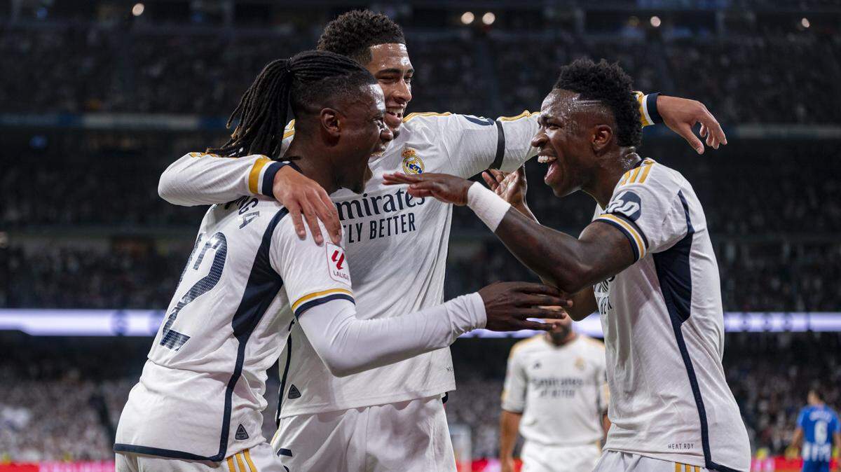 Eduardo Camavinga, Jude Bellingham y Vinicius Junior (de izq. a der.) celebran un gol del Real Madrid en un partido de la liga española ante el Deportivo Alavés, celebrado el 14 de mayo de 2024 en Madrid.