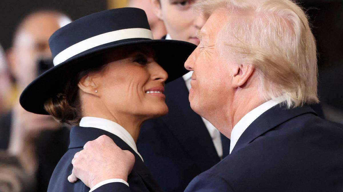 El presidente de los Estados Unidos, Donald Trump, y Melania Trump se abrazan después de que él prestara juramento el día de su investidura presidencial en la Rotonda del Capitolio de los Estados Unidos en Washington, Estados Unidos, el 20 de enero de 2025. 