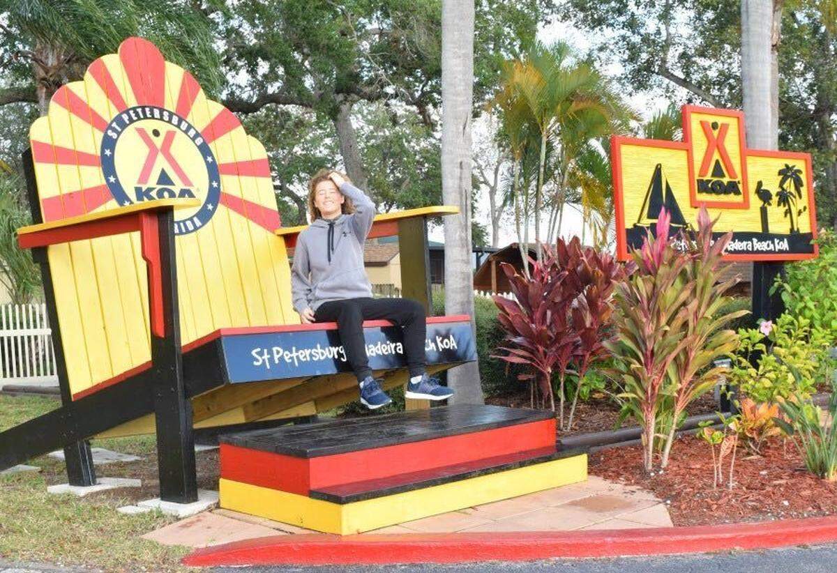 Chloe Nelson , hija de Lorraine C. Ladish, portavoz de Kampgrounds of America, disfruta al aire libre en Madeira Beach, en Florida.
