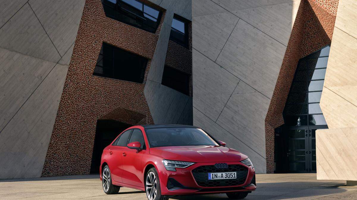 El Audi A3 del 2025 es una pequeña joya en el mundo de los sedanes de lujo. Repleto de tecnología, divertido de conducir y con un estilo renovado, el A3 encaja a la perfección con otros sedanes de Audi.