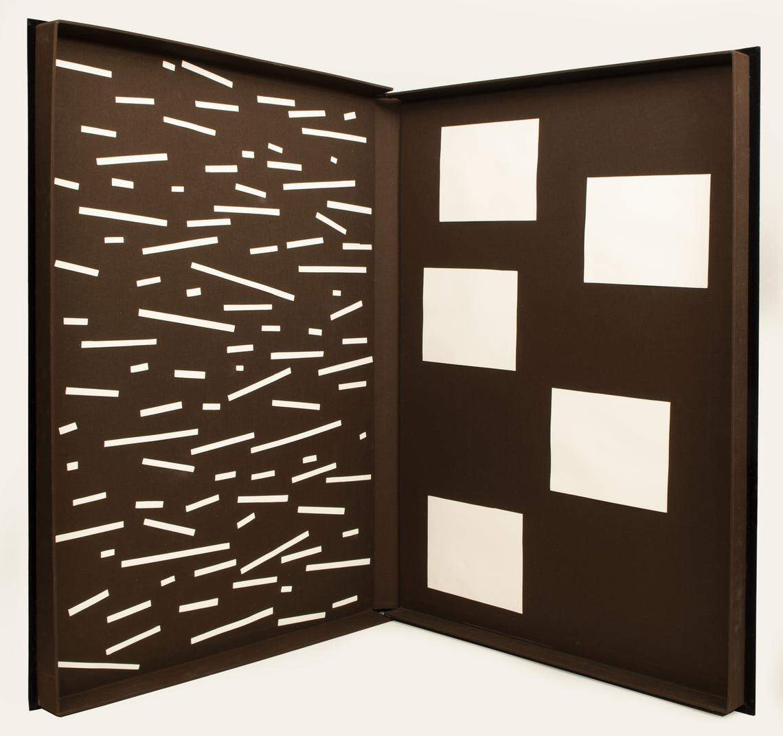 “The Box”, Box, 2019, cartón, papel, papel de pared, vinilo, tela, 48 x 32 x 2.25 pulgadas.