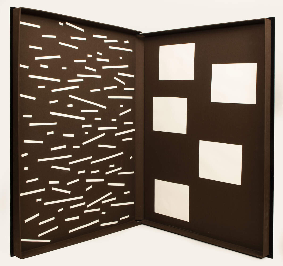 “The Box”, Box, 2019, cartón, papel, papel de pared, vinilo, tela, 48 x 32 x 2.25 pulgadas.