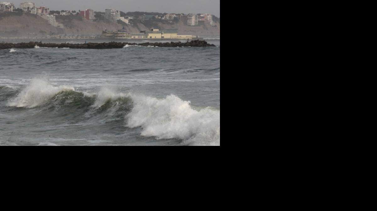 Ecuador y Perú han cerrado algunos de sus puertos ante el incremento de la altura de las olas provocadas por 'El Niño'. 