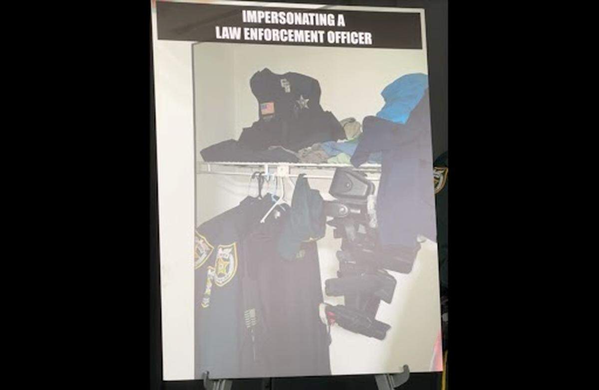 Uniformes policiales fueron encontrados en la casa de un acusado de presuntamente planear tirotes masivos en Florida y otros lugares.