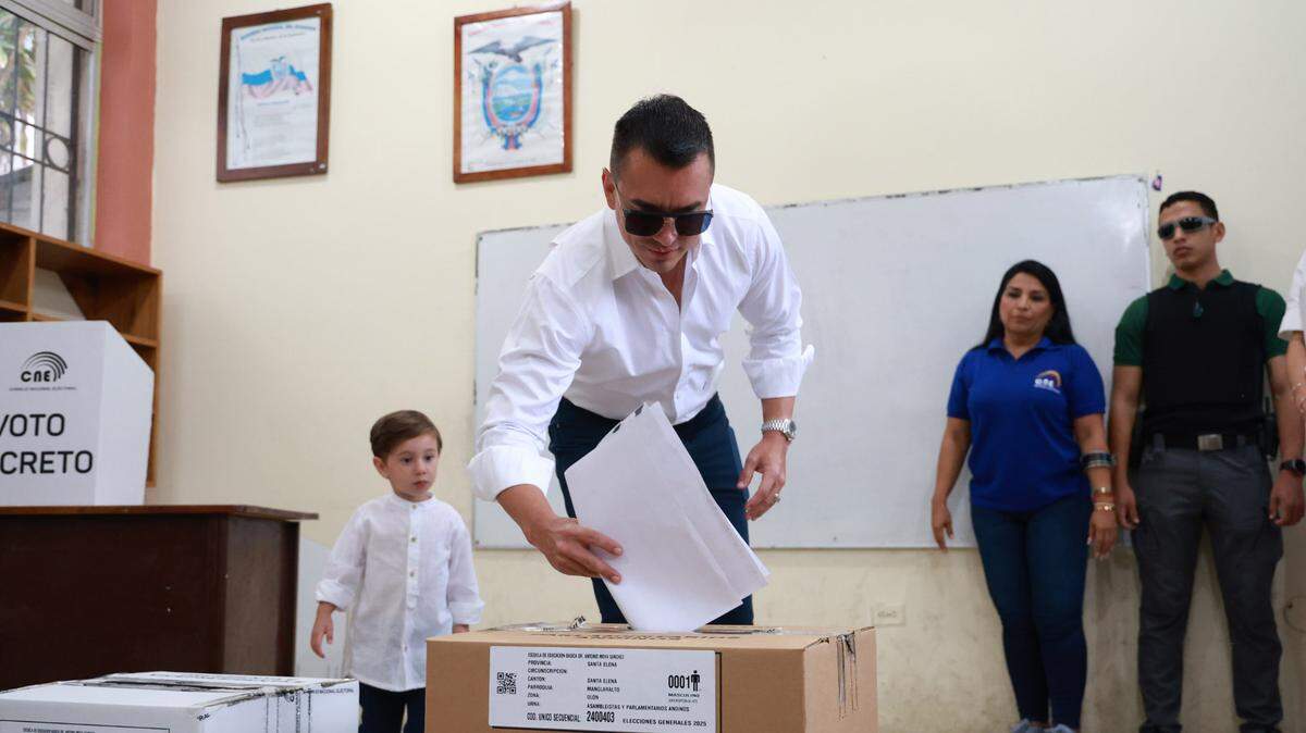 El presidente ecuatoriano Daniel Noboa emite su voto en Olon, provincia de Santa Elena, Ecuador, el 9 de febrero de 2025.