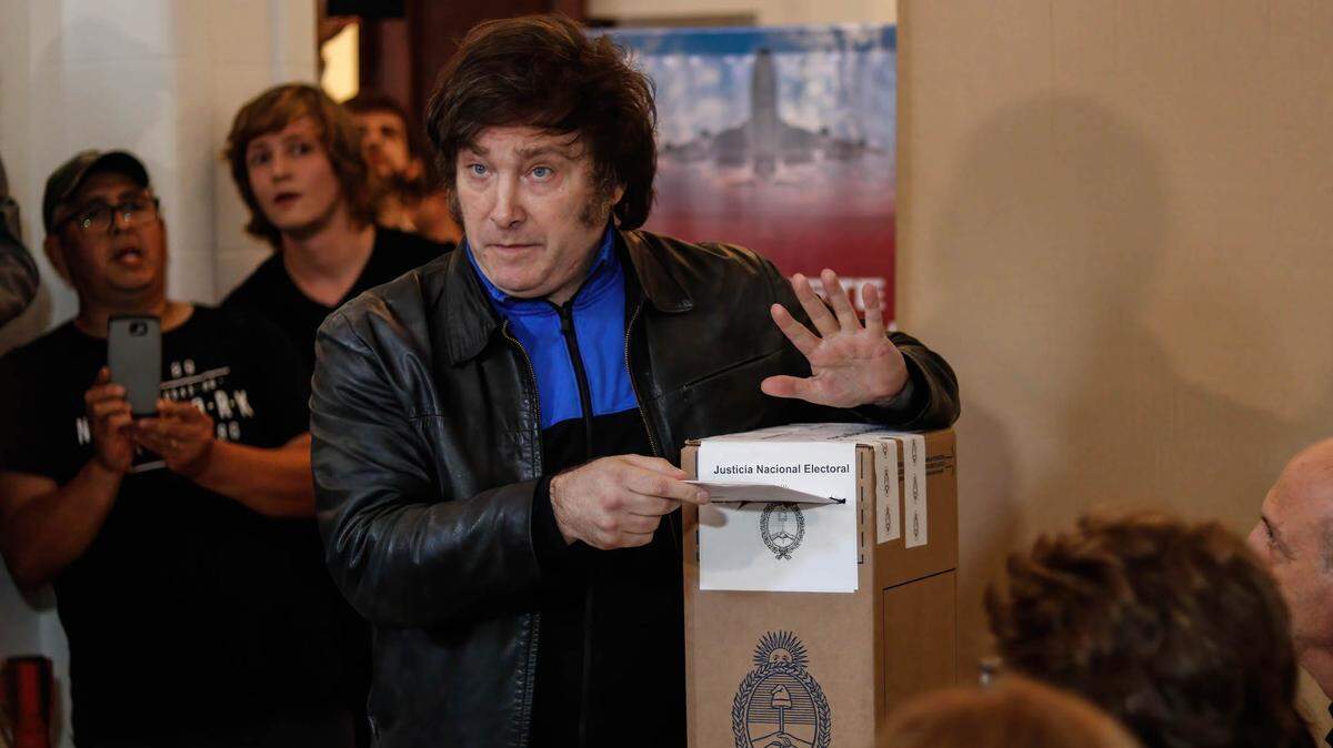 El candidato presidencial de ultraderecha Javier Milei se prepara para votar en las elecciones argentinas, el domingo 22 de octubre de 2023.