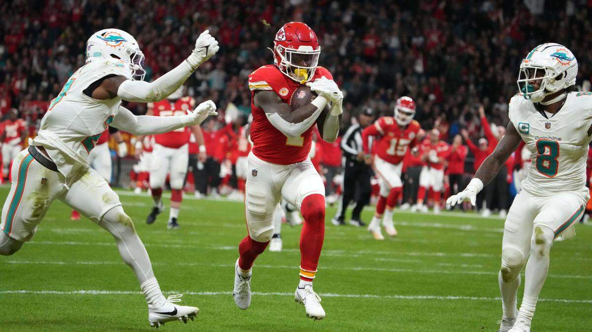 El running back de los Chiefs de Kansas City Jerick McKinnon (centro) anota un touchdown en el partido contra los Dolphins de Miami, celebrado el 5 de noviembre de 2023 en Frankfurt, Alemania.