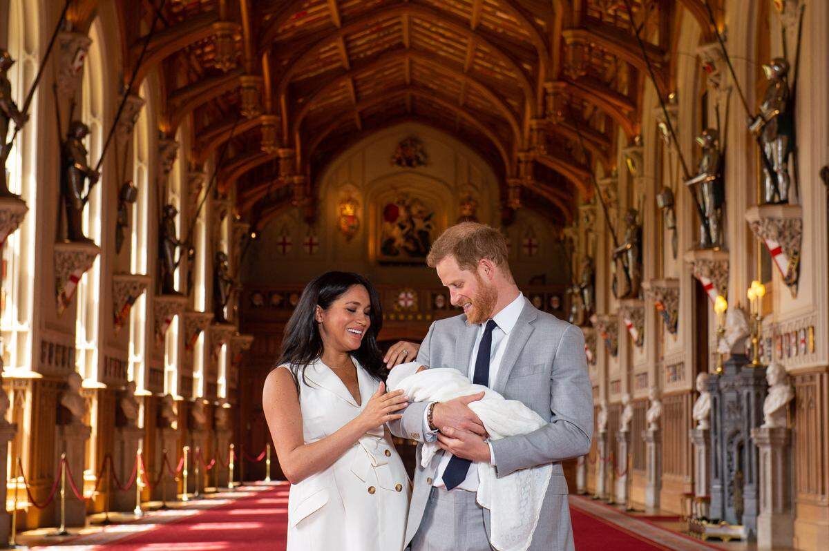Meghan Markle y el príncipe Harry se como padres de Archie Harrison en el castillo de Windsor.