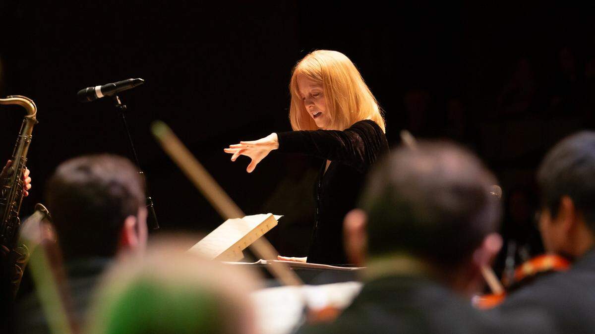 María Schneider, ganadora reciente de dos premios GRAMMY, dirige la orquesta del Instituto Henry Mancini (HMI).