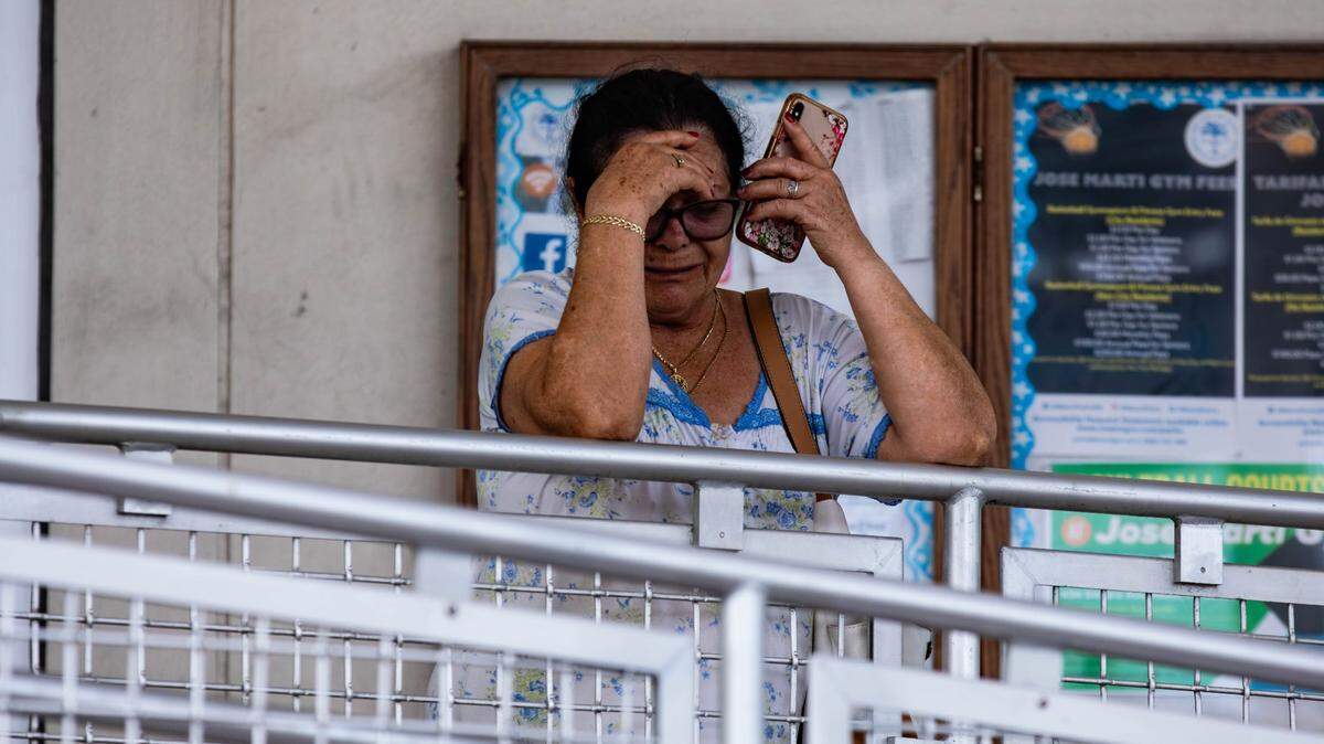 Una residente del Temple Court Apartment, un edificio de apartamentos de Miami afectado por un fuerte incendio la semana pasada, llora tras llegar a un centro para recibir ayuda, el 10 de junio de 2024.
