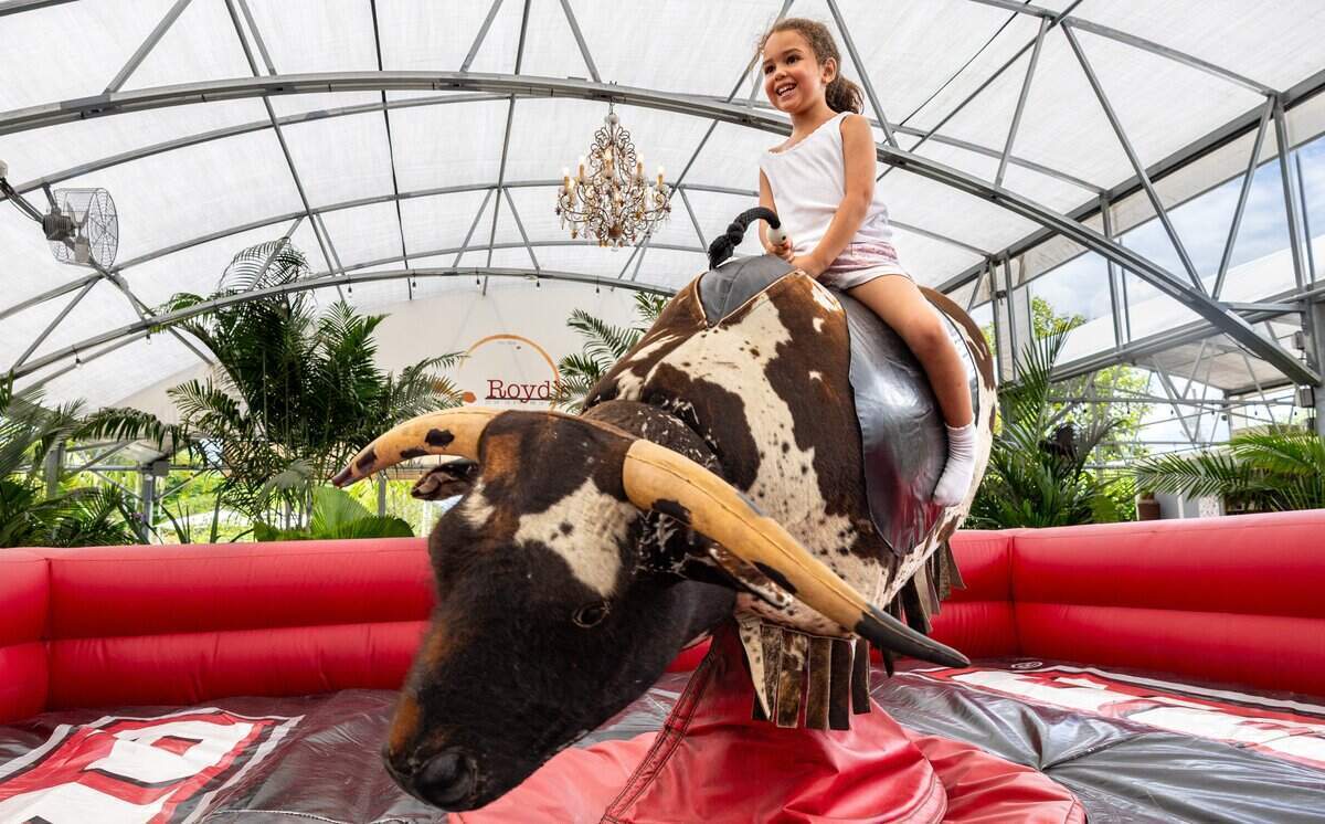 Hannah Serrat, de seis años, monta el toro mecánico en Royd’s, en el sur de Miami-Dade.
