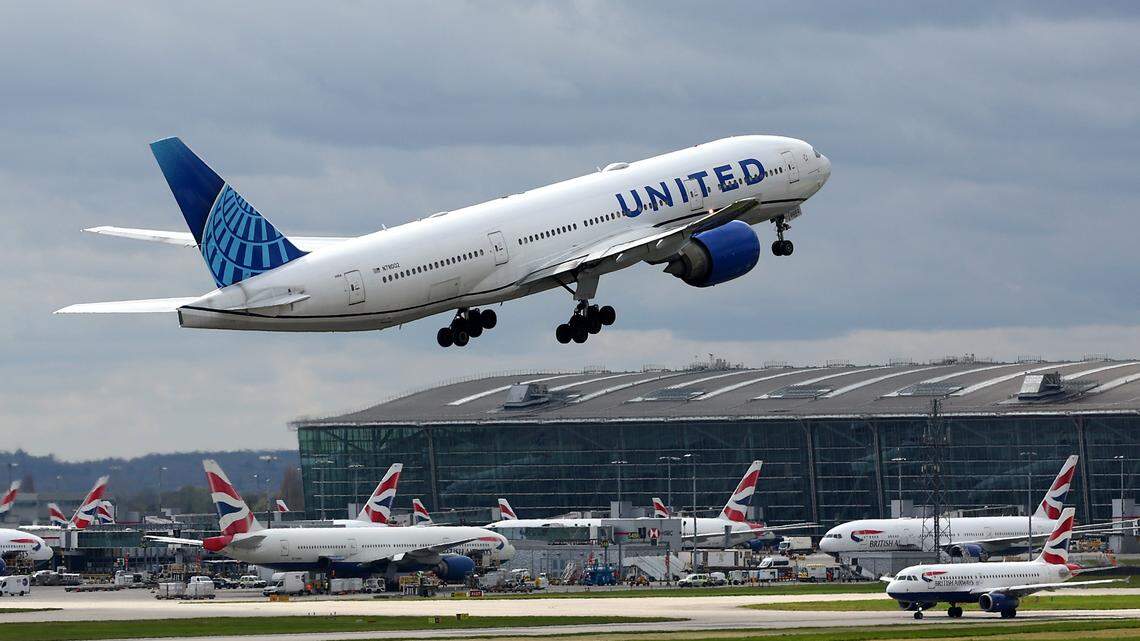Un avión Boeing 777 de United Airlines despega del aeropuerto de Heathrow el 31 de marzo de 2026 en Londres, Inglaterra.