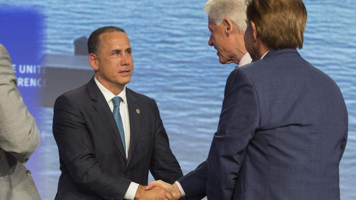 El alcalde de Miami Beach, Philip Levine, le da la mano al expresidente Bill Clinton durante un almuerzo en la Conferencia de Alcaldes de Estados Unidos el sábado 24 de junio de 2017 en Miami Beach.
