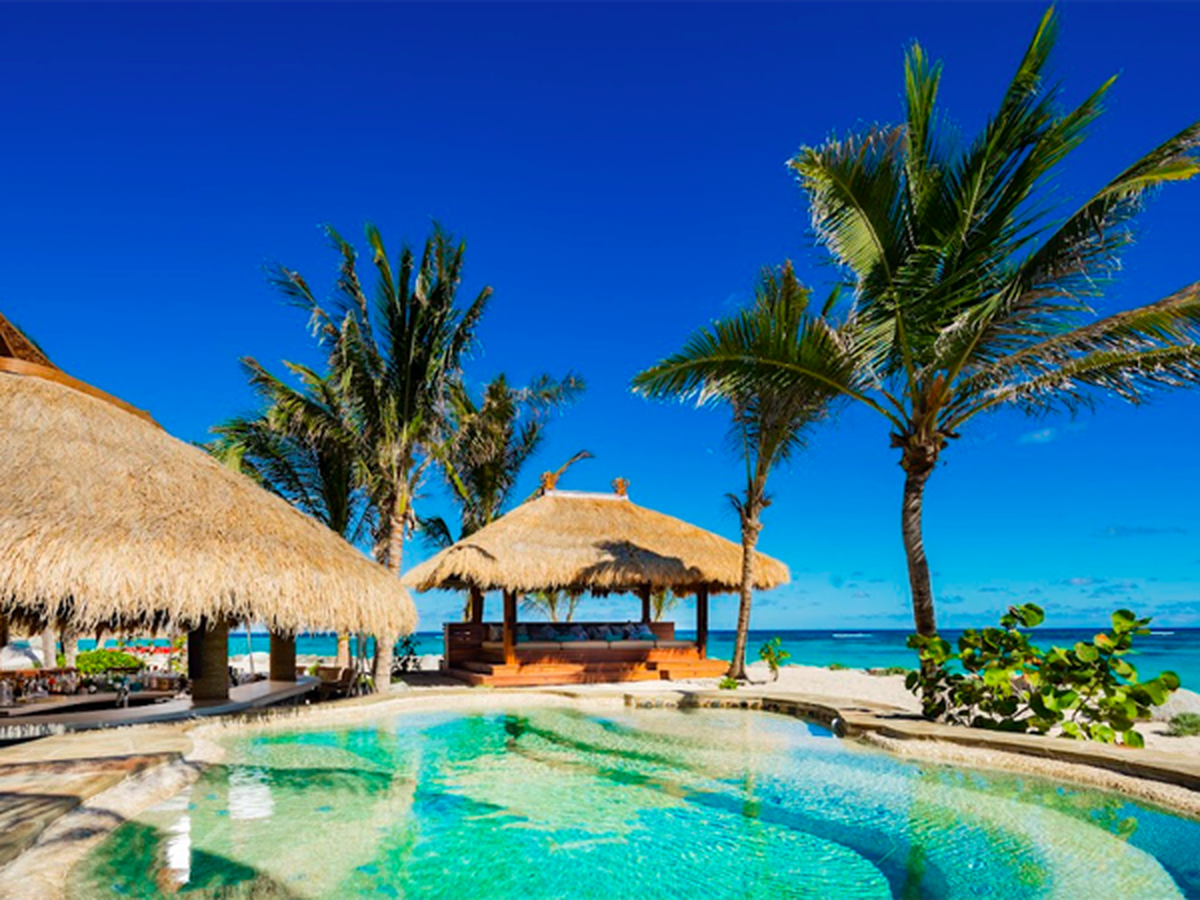 Necker Island, el arte de vivir entre islas y arrecifes. La legendaria isla privada de Sir Richard Branson, y Branson Estate en Moskito Island, un conjunto de villas privadas inmersas en un entorno virgen.