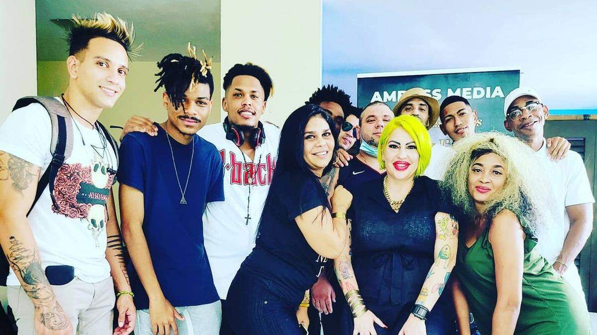 Dianelys Alfonso Cartaya, La Diosa, con los integrantes de su nueva banda.