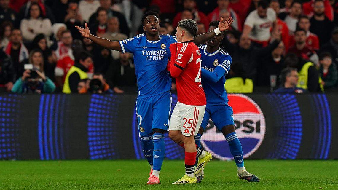 El jugador del Benfica Gianluca Prestianni (der.) fue acusado de proferir insultos racistas al brasileño Vinicius, del Real Madrid, lo que le valió ser suspendido provisionalmente por la UEFA y se perderá el miércoles el partido de vuelta de los playoffs de acceso a los octavos de final de la Liga de Campeones. 