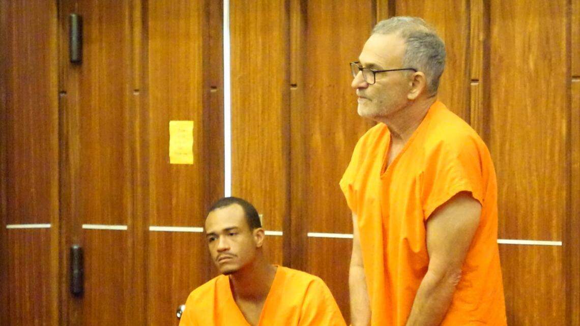 Manuel Marín (der), ex propietario de la cadena Presidente Supermarkets, en un tribunal de Miami tras ser extraditado desde España, donde tuvo varios años fujitivo.