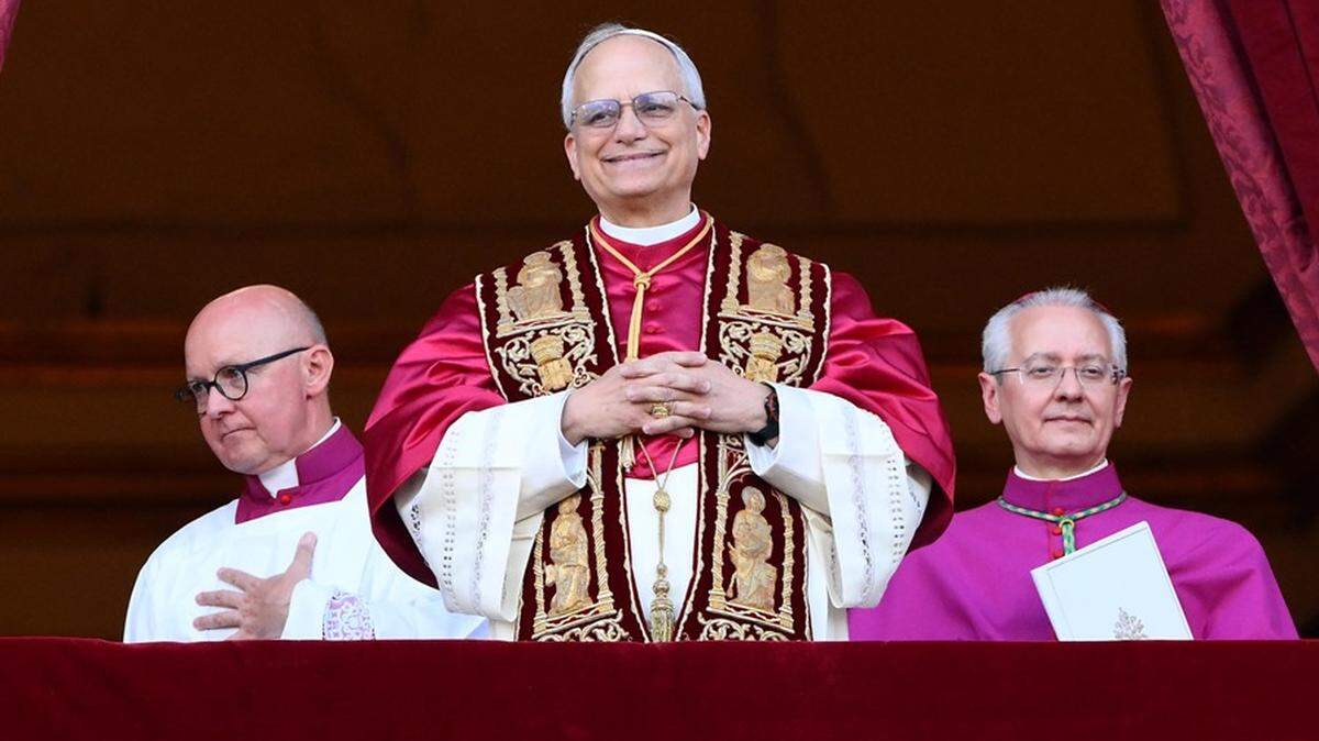 El recién elegido Papa León XIV (C), el cardenal Robert Francis Prevost, de EE. UU., sonríe desde la logia central de la Basílica de San Pedro, Ciudad del Vaticano, el 8 de mayo de 2025, tras su elección en el segundo día del cónclave.