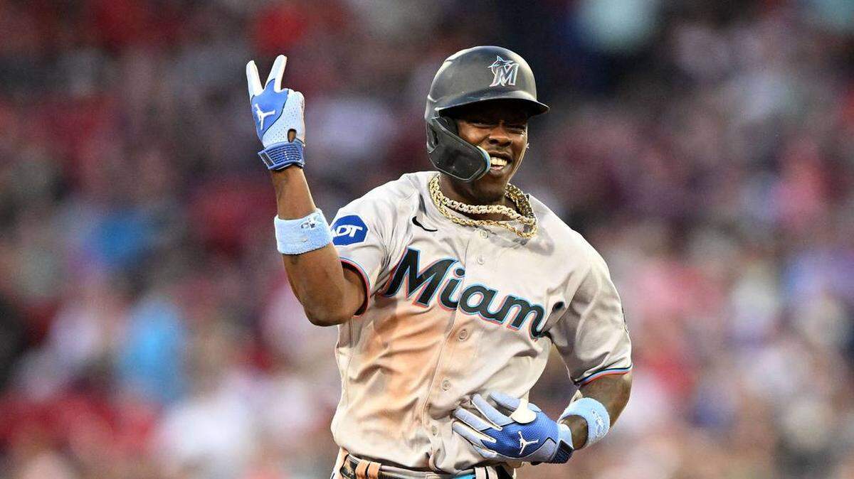 El jardinero central de los Marlins de Miami Jazz Chisholm Jr. reacciona después de batear un jonrón contra los Medias Rojas de Boston en la novena entrada en el Fenway Park.