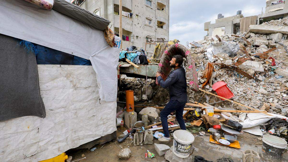 Un palestino intenta construir un campamento con los restos de casas y edificios destruidos en Gaza, el martes 11 de febrero de 2025.