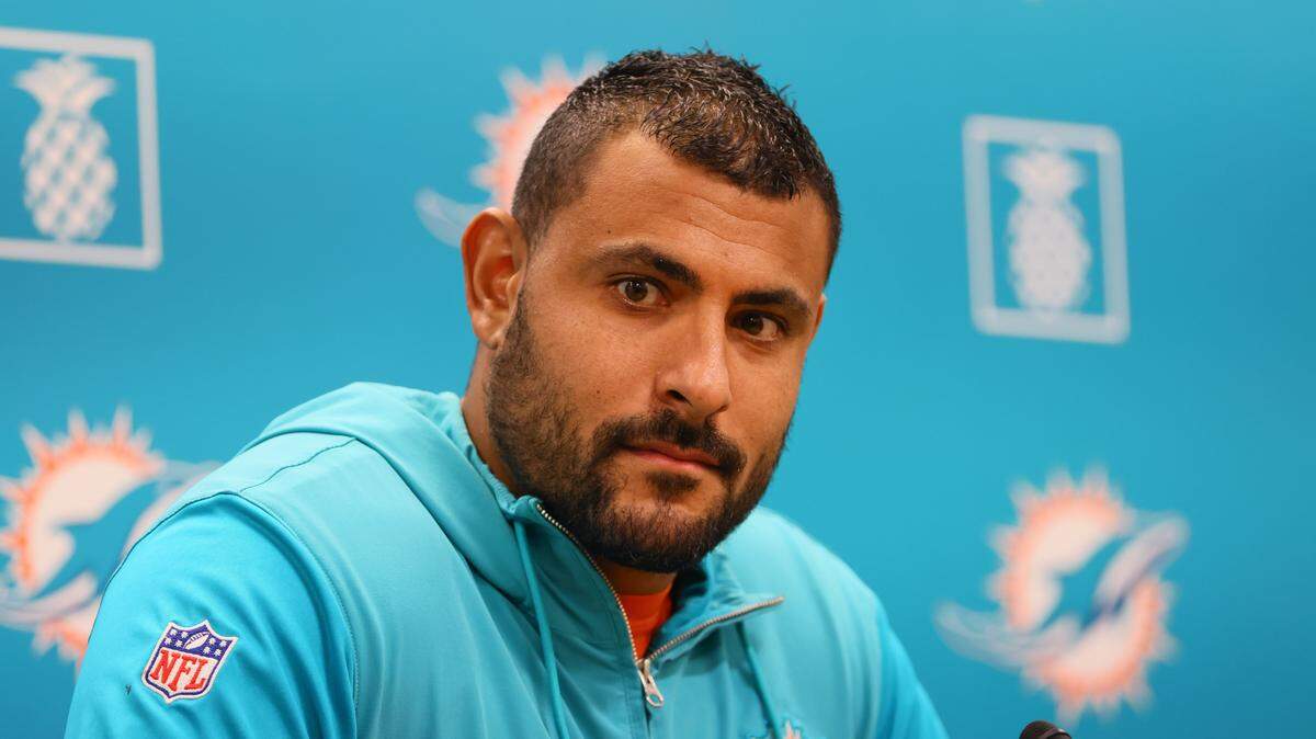 Un caso de violencia doméstica provocó la inmediata separación administrativa del coach de linebackers de los Dolphins Ryan Crow hasta que se aclare el asunto.