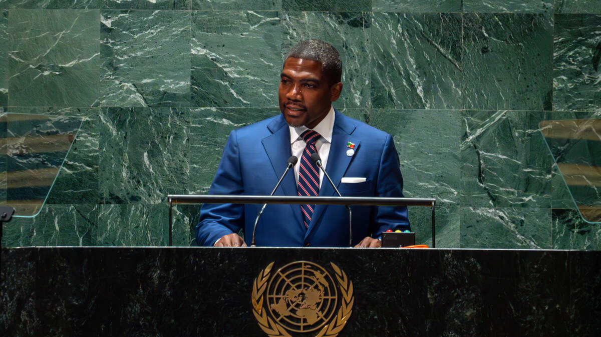 El primer ministro de San Cristóbal y Nieves, Terrance Michael Drew, habla durante la Asamblea General de las Naciones Unidas (AGNU) en Nueva York en septiembre de 2023.