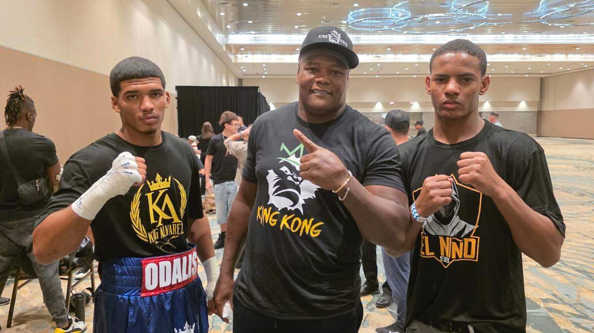 Los cubanos Ronny Álvarez (izq.) y Pedro Veitía (der.) regresan al ring en Texas el 18 de octubre. En la foto junto al legendario Luis Ortiz en Orlando.