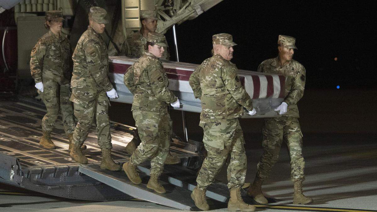 Soldados de la Fuerza Aérea trasladan el féretro con los restos de Joshua Watson el 8 de diciembre de 2019, en la Base de la Fuerza Aérea Dover, en Delaware. Watson fue una de los tres marinos que murieron durante un ataque de un hombre saudí armando en la Base Aérea Naval en Pensacola, Florida.
