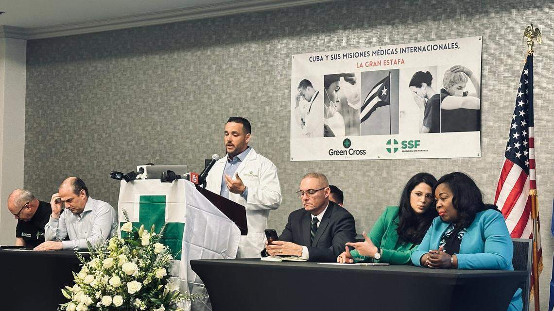 El doctor Alfredo Melgar, Javier Larrondo, presidente de Prisoners Defenders, el doctor Alexei López, de Green Cross Team; doctor Julio C. Alfonso, presidente de Solidaridad sin Fronteras, Taimy Venéreo, directora ejecutiva de Green Cross Team, y la exsenadora estatal Daphne Campbell en la conferencia de prensa donde se presentó el programa para enviar médicos cubanos y de otras nacionalidades en misiones a Latinoamérica.