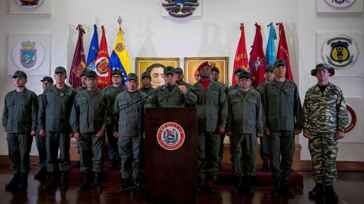 El ministro de Defensa de Venezuela, general Vladimir Padrino López (c), habla en conferencia de prensa acompañado del alto mando militar, el martes 17 de septiembre en Caracas. La Fuerza Armada de Venezuela rechazó este martes la activación del Tratado Interamericano de Asistencia Recíproca (TIAR).