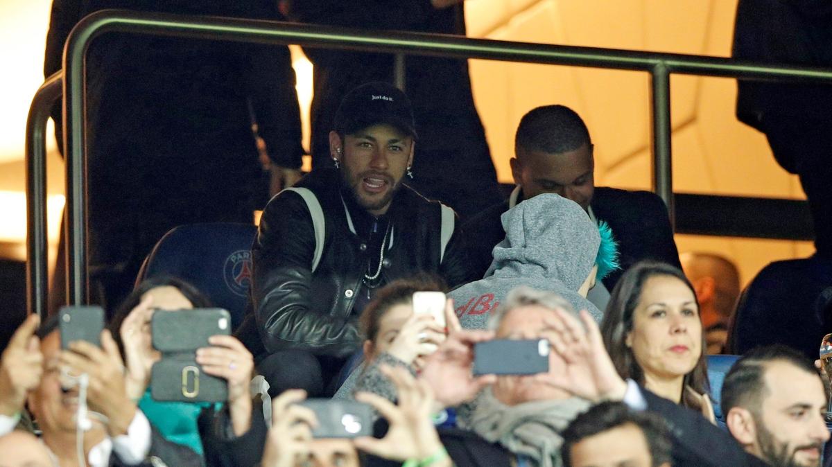 Neymar Jr. observa desde el banco en un partido de la Liga de Campeones entre el Paris Saint Germain y Manchester United en el estadio Parque de los Príncipes, en París, Francia, este miércoles 6 de marzo de 2019.