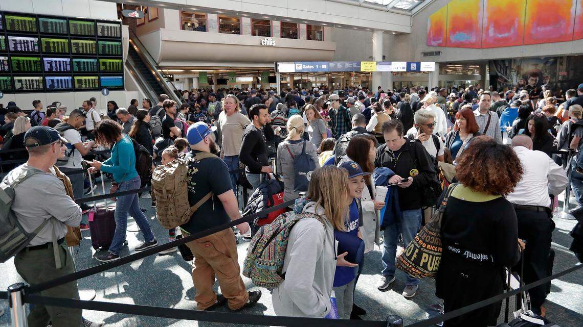 Viajeros hacen fila para pasar por los controles de seguridad en el Aeropuerto Internacional de Orlando el 21 de noviembre de 2018.