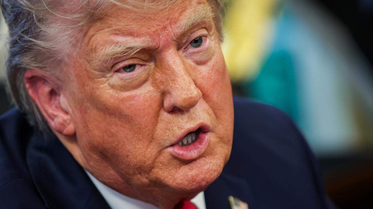 El presidente Donald Trump responde preguntas de los periodistas después de firmar órdenes ejecutivas en la Oficina Oval de la Casa Blanca, el 23 de abril de 2025, en Washington D.C. Trump firmó siete órdenes ejecutivas relacionadas con la política educativa, la inteligencia artificial y las políticas disciplinarias escolares.