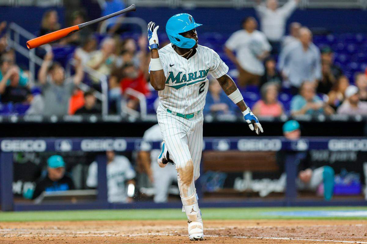 El jardinero central de los Marlins Jazz Chisholm Jr. batea un jonrón en el quinto inning del partido ante los Rojos de Cincinnati, en el partido celebrado el 12 de mayo de 2023 en Miami
