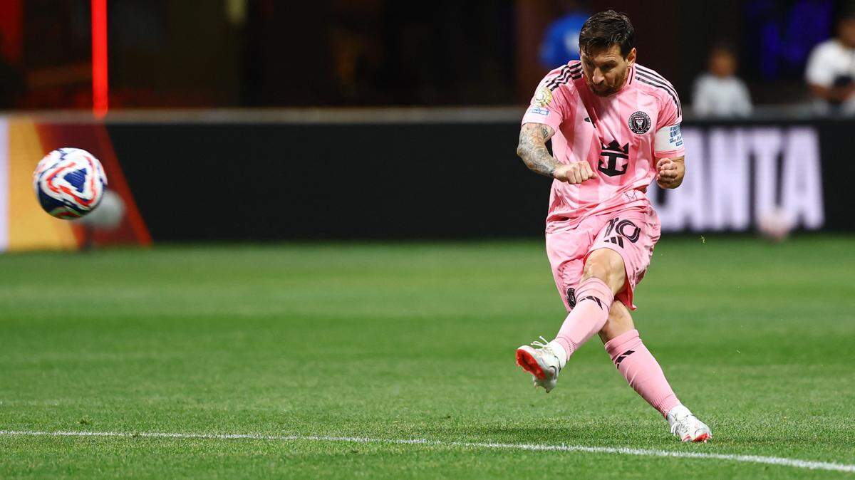 El astro del Inter Miami Lionel Messi anotó el gol de tiro libre que le dio el triunfo 2-1 a su equipo ante Porto, en el partido del Grupo A del Mundial de Clubes celebrado el 19 de junio de 2025 en el Mercedes-Benz Stadium en Atlanta.
