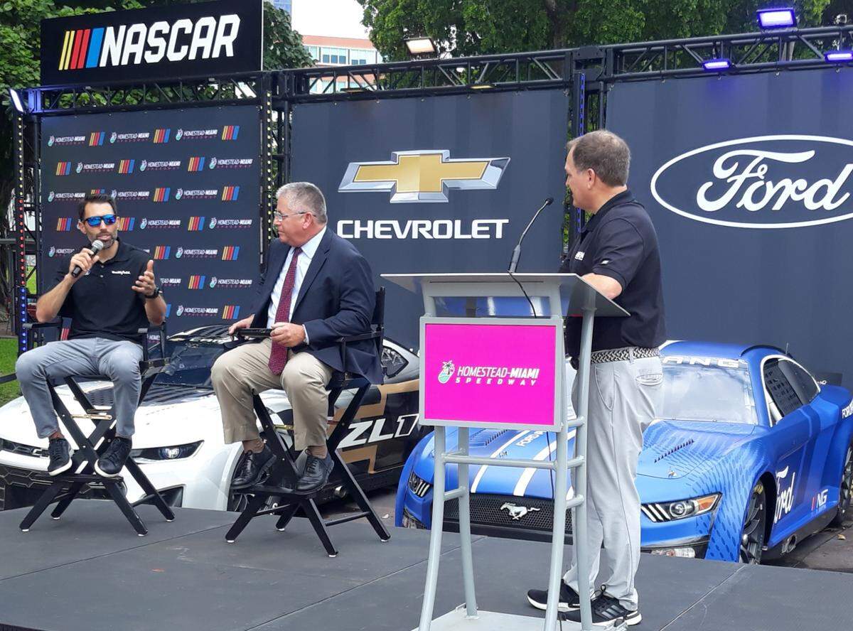 Aric Almirola y el presidente del autódromo de Homestead-Miami, Al García (centro), en Bayside Marketplace, el 21 de octubre del 2022.
