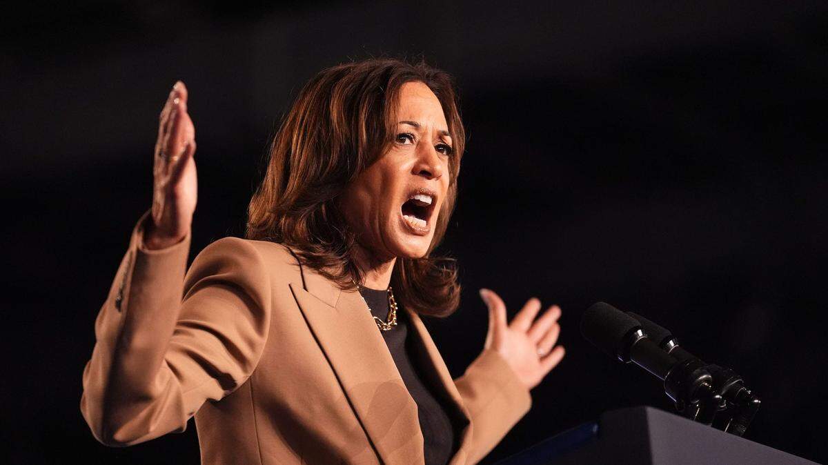 La candidata presidencial demócrata, la vicepresidenta Kamala Harris, da un discurso en un mitin en la Comunidad Indígena Gila River en Arizona, el jueves 10 de octubre de 2024.