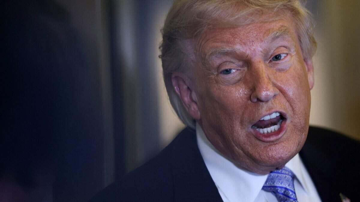 El presidente de Estados Unidos, Donald Trump, habla con los medios a bordo del Air Force One el 15 de mayo de 2026 mientras regresa a Estados Unidos.