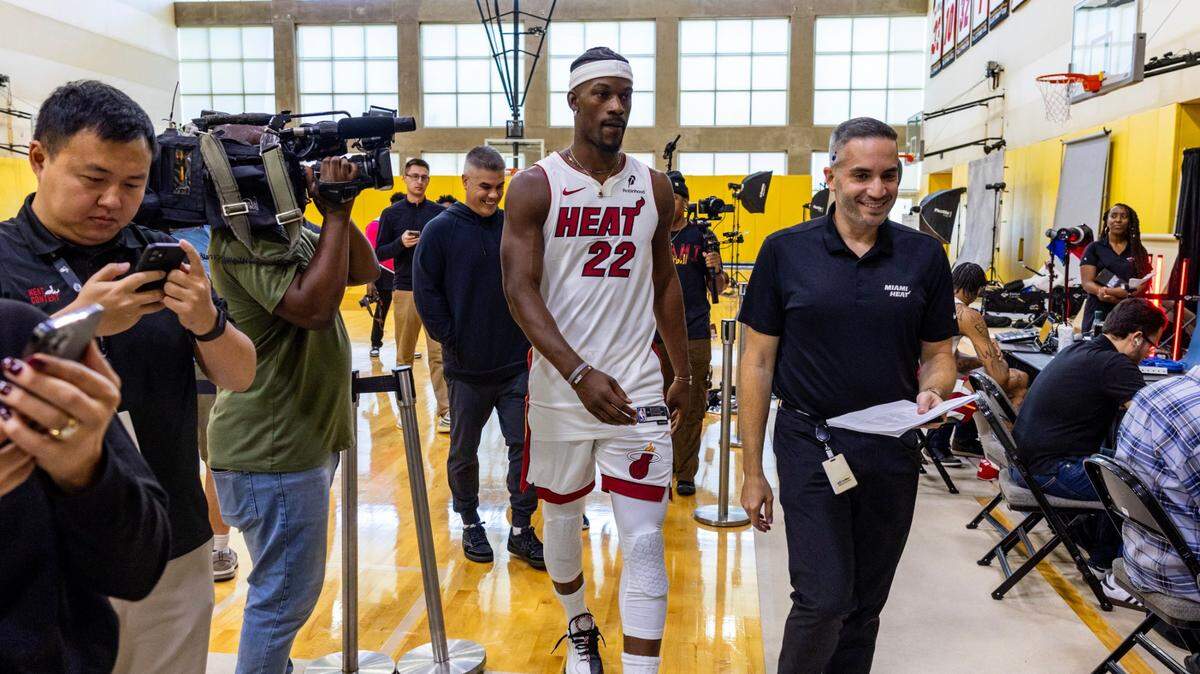 La estrella del Heat Jimmy Butler camina en la cancha durante el Día de la Prensa, celebrado el 30 de septiembre de 2024 en el Kaseya Center en Miami.