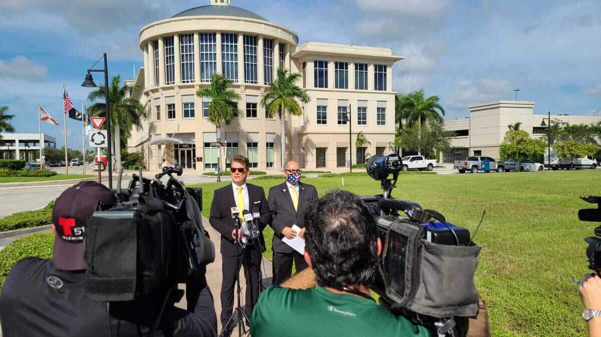 Víctor Cámara, actor venezolano de telenovelas, y Manny Sarmiento, presidente de la Cámara de Comercio de Doral, criticaron el rol de Bermúdez durante una conferencia de prensa, en la mañana del miércoles 7 de octubre, frente al Ayuntamiento de Doral.