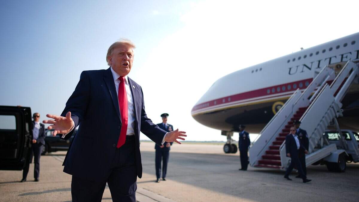 El presidente de Estados Unidos, Donald Trump, se detiene para hablar con los medios antes de abordar el Air Force One el 1 de julio de 2026 en la Base Conjunta Andrews, Maryland.