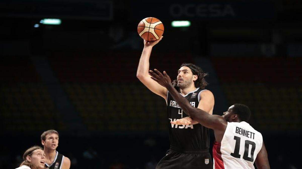  El jugador Luis Scola (2-d) de Argentina lanza el balón junto a Anthony Bennett (d) de Canadá hoy, martes 1 de septiembre 2015, durante un juego del Torneo FIBA Américas, clasificatorio para los Juegos Olímpicos de Río de Janeiro 2016 en el Palacio de los Deportes en Ciudad de México.