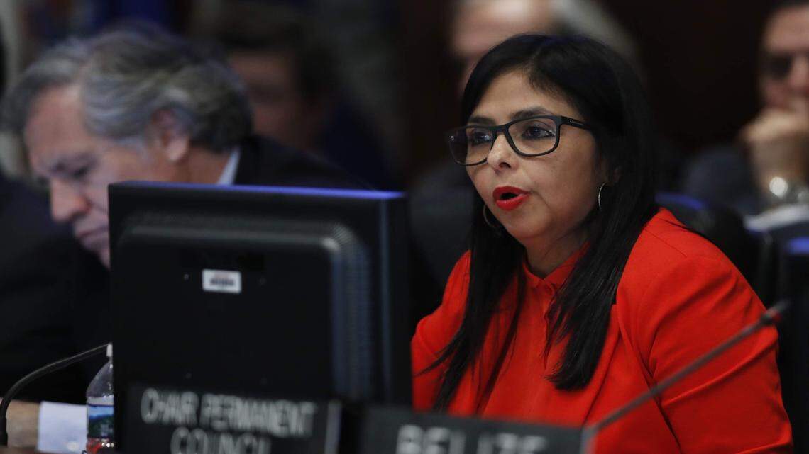 La canciller venezolana Delcy Rodríguez, derecha, con el secretario de la OEA, Luis Almagro, izquierda, habla frente al congreso permanente del organismo en Washington el lunes 27 de marzo de 2017. AP /Manuel Balce Ceneta