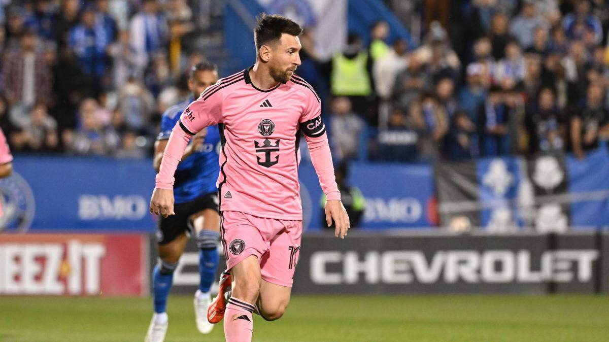 El delantero del Inter Miami Lionel Messi conduce el balón en el partido de la MLS contra Montreal, celebrado el 11 de mayo de 2024 en el Stade Saputo en Montreal, Canadá.
