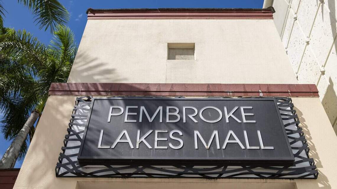 Pareja es acusada de tener relaciones sexuales en un centro comercial del sur de Florida frente a clientes