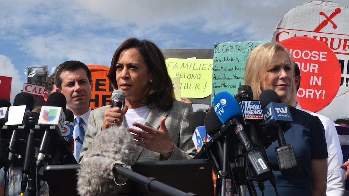 Pete Buttigieg, alcalde de South Bend, Indiana; Kamala Harris, senadora por California, y Kirsten Gillibrand, senadora por Nueva York, visitan Homestead tras los debates en Miami.