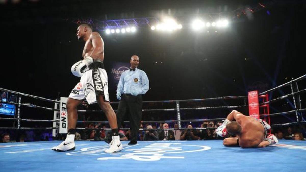 ELEIDER ALVAREZ deja tendido en la lona a Sergey Kovalev y es nuevo titular de las 175 libras.