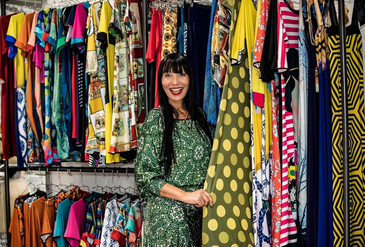 La diseñadora cubana Dayami Sánchez “Omdaya” en su atelier de Miami, donde presentará el desfile de moda “Universe Awaits”, el 26 de febrero, de 4 a 8 p.m.